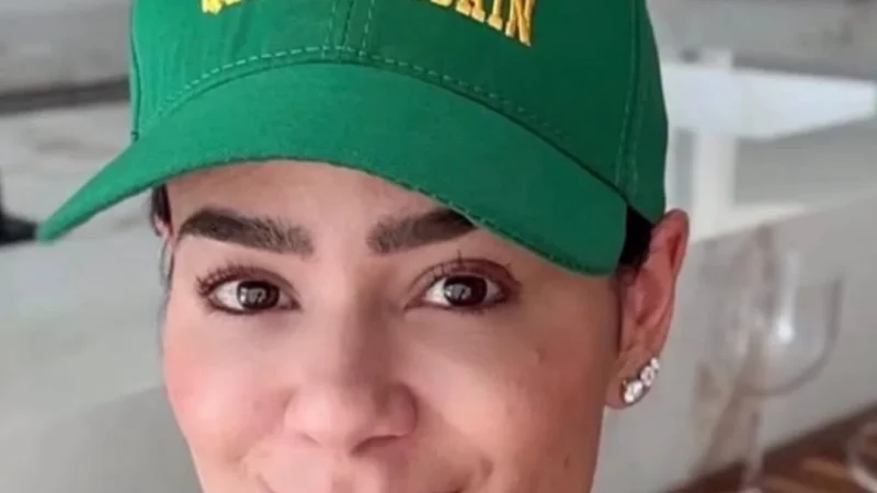 Ex-primeira-dama de Patos, Mirna Noia, gera polêmica com boné ofendendo Janja; Conselho da Mulher repudia