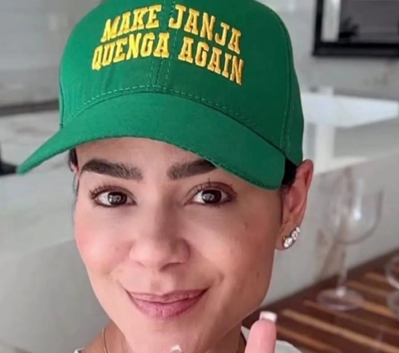 Ex-primeira-dama de Patos, Mirna Noia, gera polêmica com boné ofendendo Janja; Conselho da Mulher repudia