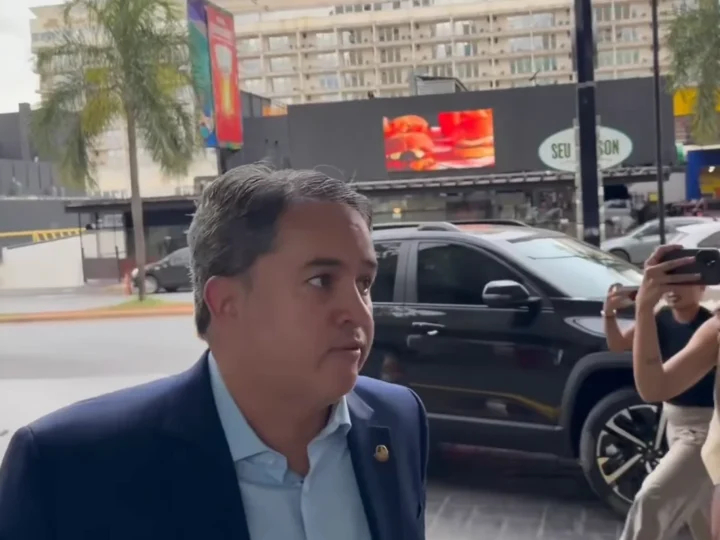 Efraim Filho na sede do PL: Reunião com Valdemar Costa Neto após saída de Flávio Bolsonaro para os EUA gera especulações
