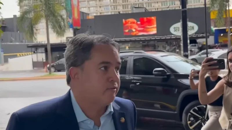 Efraim Filho na sede do PL: Reunião com Valdemar Costa Neto após saída de Flávio Bolsonaro para os EUA gera especulações