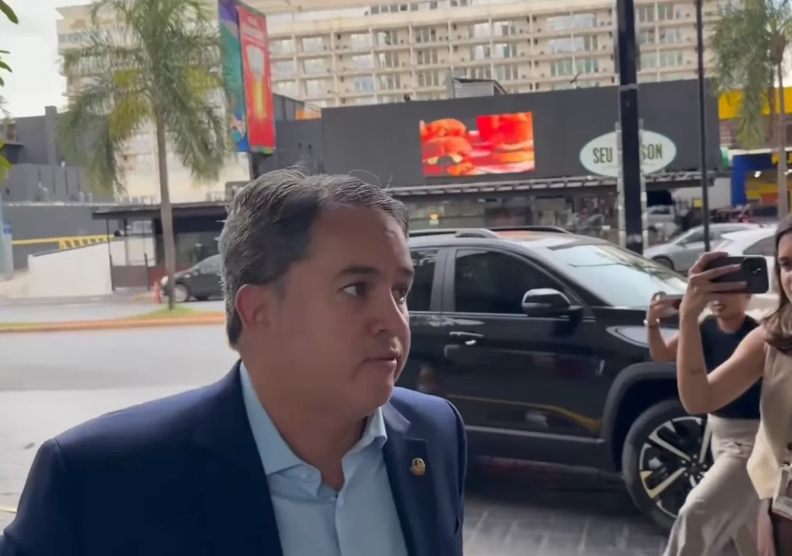 Efraim Filho na sede do PL: Reunião com Valdemar Costa Neto após saída de Flávio Bolsonaro para os EUA gera especulações