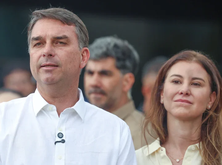 Flávio Bolsonaro nos EUA: Suposta Fuga com Conhecimento de Trump e Passaportes Cancelados pela PF