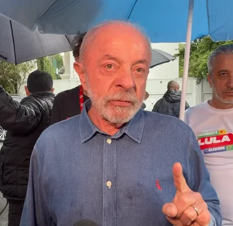Lula questiona Flávio Bolsonaro após derrota: ‘Que culpa tem na consciência?’ e critica fuga do país após não entregar passaporte