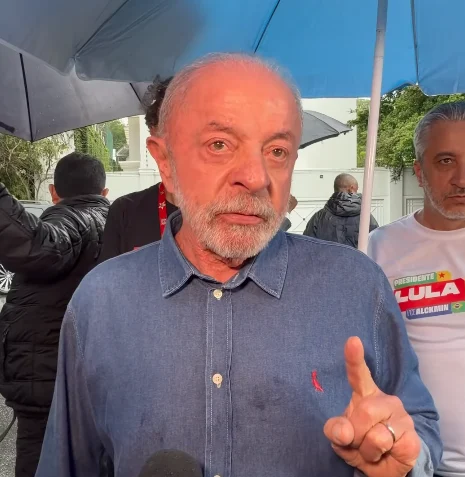 Lula questiona Flávio Bolsonaro após derrota: ‘Que culpa tem na consciência?’ e critica fuga do país após não entregar passaporte