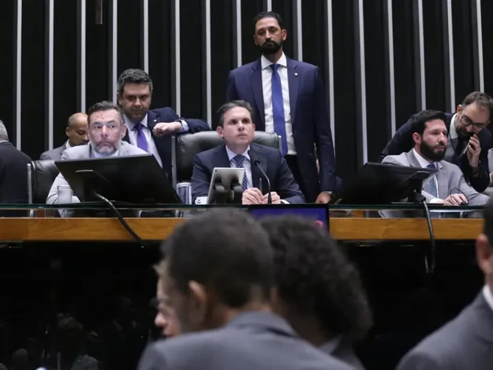 Hugo Motta Lidera Articulação com Centrão para Mudar Eleição de Parlamentares no Brasil Rumo ao Distrital Misto