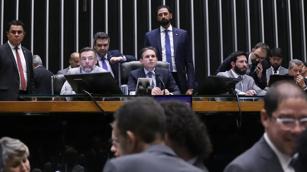 Hugo Motta Lidera Articulação com Centrão para Mudar Eleição de Parlamentares no Brasil Rumo ao Distrital Misto
