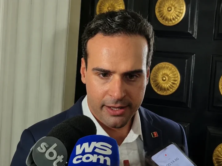 Lucas Ribeiro critica Flávio Bolsonaro: “Um patriota não foge”, diz governador sobre saída do Brasil após eleições