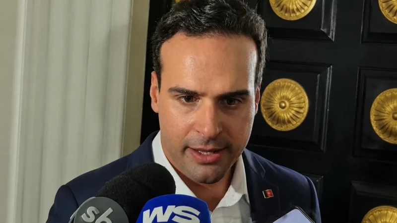 Lucas Ribeiro critica Flávio Bolsonaro: “Um patriota não foge”, diz governador sobre saída do Brasil após eleições