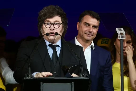 Deputados da Argentina Cobram Milei por Passagem de Flávio Bolsonaro e Exigem Reconhecimento Oficial da Vitória de Lula