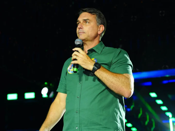 ChatGPT em Polêmica: Jornalista Atribui Erros em Carta de Flávio Bolsonaro a IA, Incluindo Brasão Antigo e “Presidente Eleito”