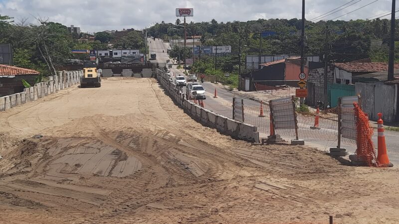 Trânsito na ladeira Mangabeira/Valentina será bloqueado para instalação de vigas em ponte sobre o Rio Cuiá