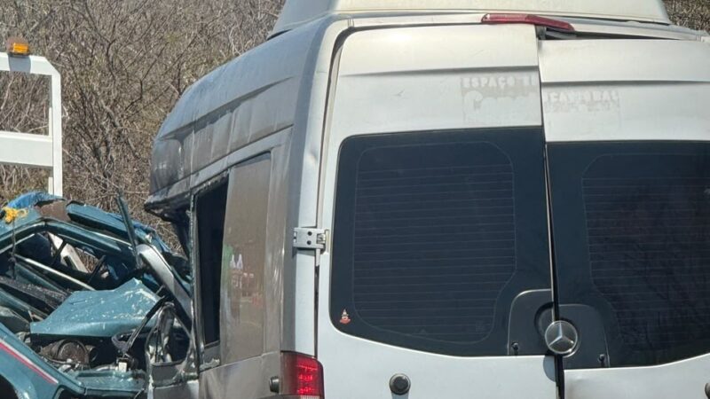 Van pode ter invadido contramão em acidente que deixou seis mortos na BR-230